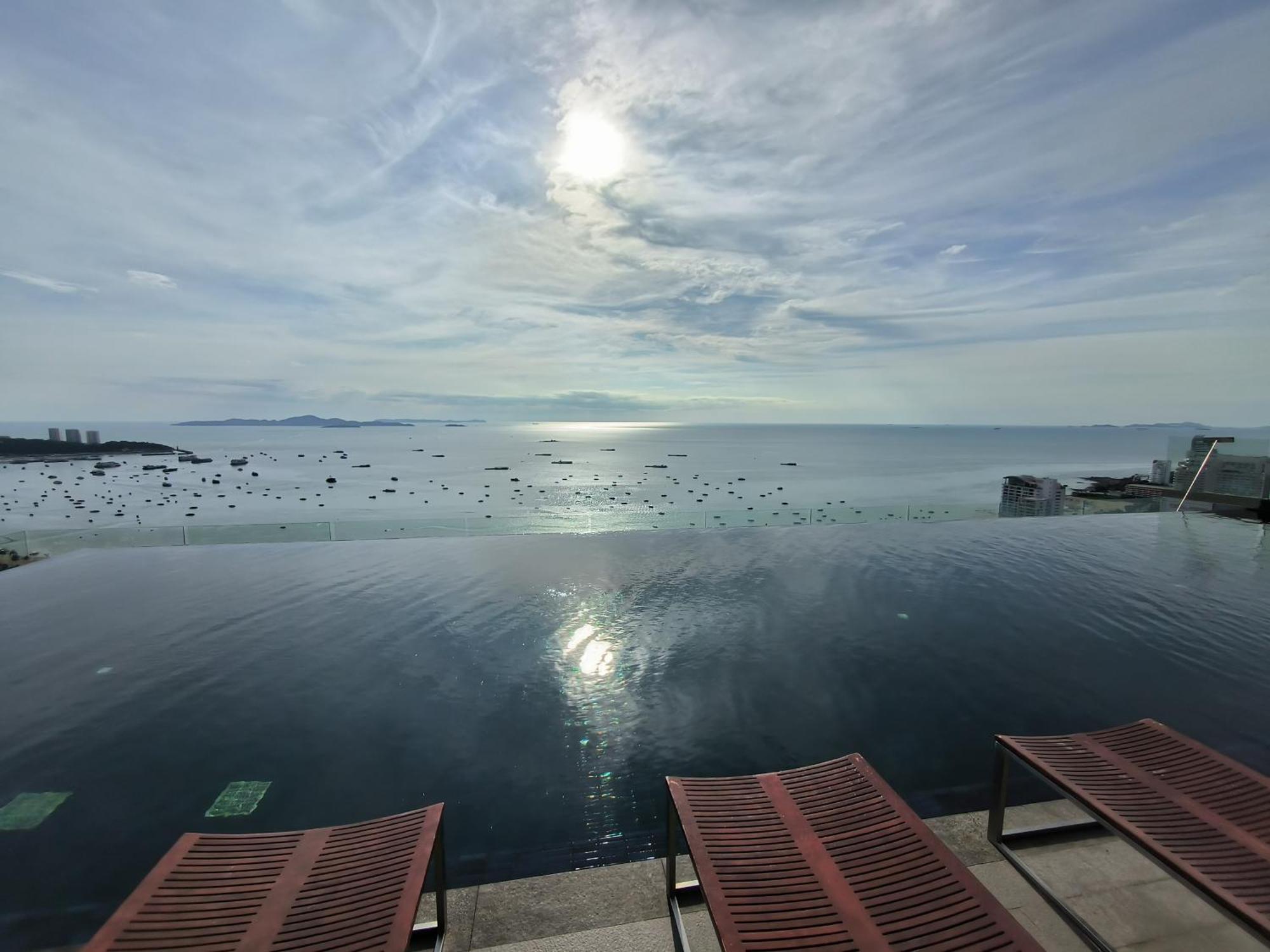 Centric Sea Pattaya Bed & Breakfast Exterior photo